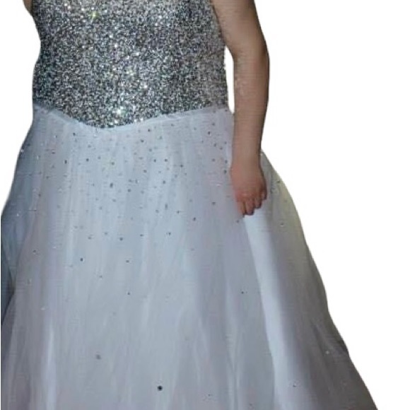 Gorgeous Used Wedding Gown - Picture 5 of 16